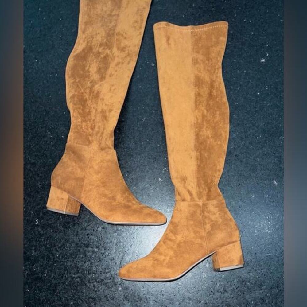 UEC CHASE + CHLOE FAUX SUEDE CAMEL COLOR OVER THE KNEE
BOOTS SZ 8